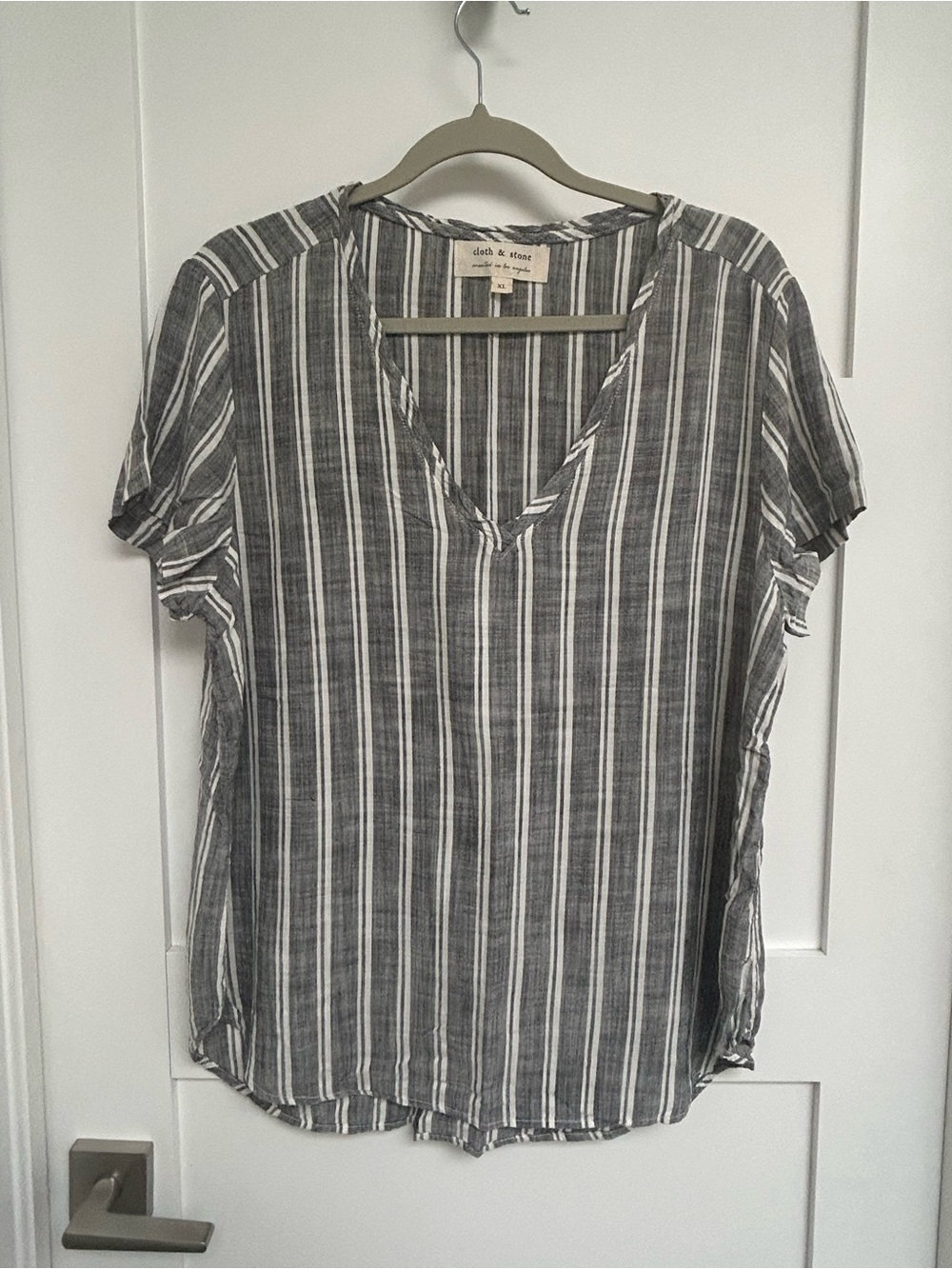 💠 Cloth & Stone Gray & White Striped V-Neck Short Sleeve Top